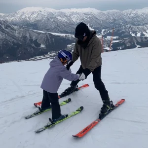 お子様にスキー指導！！

午後からは一人で滑れるように上達しました(^-^)

生まれ持ったセンスが輝いております⭐️