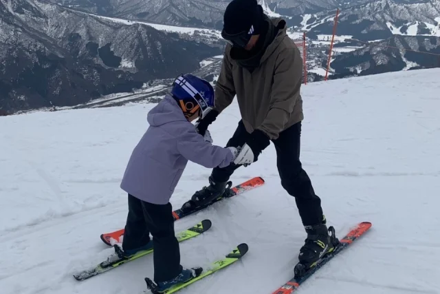 お子様にスキー指導！！ 午後からは一人で滑れるように上達しました(^-^) 生まれ持ったセンスが輝いております⭐️